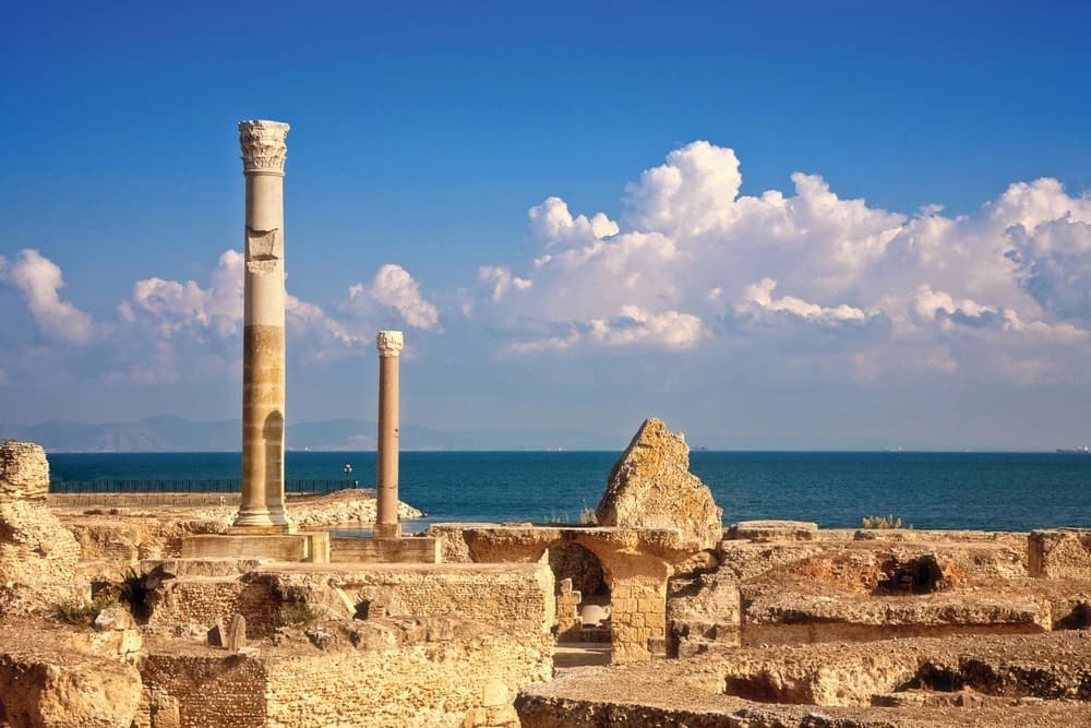 Les thermes d'Antonin à Carthage, vus à travers une arche de pierre effondrée