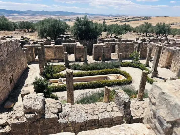 Le théâtre romain de Dougga et ses colonnes au-dessus des collines vertes