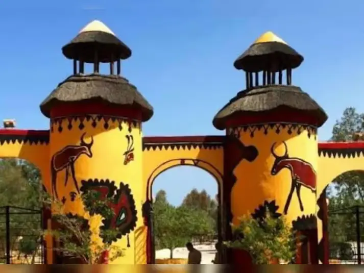 La porte d'entrée colorée du Friguia Park