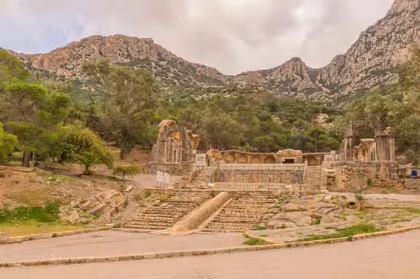 Escaliers et arcades du temple des Eaux de Zaghouan sous le djebel, journée depuis Hammamet