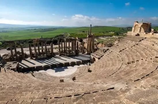Gradins et scène du théâtre romain de Dougga, journée depuis Hammamet