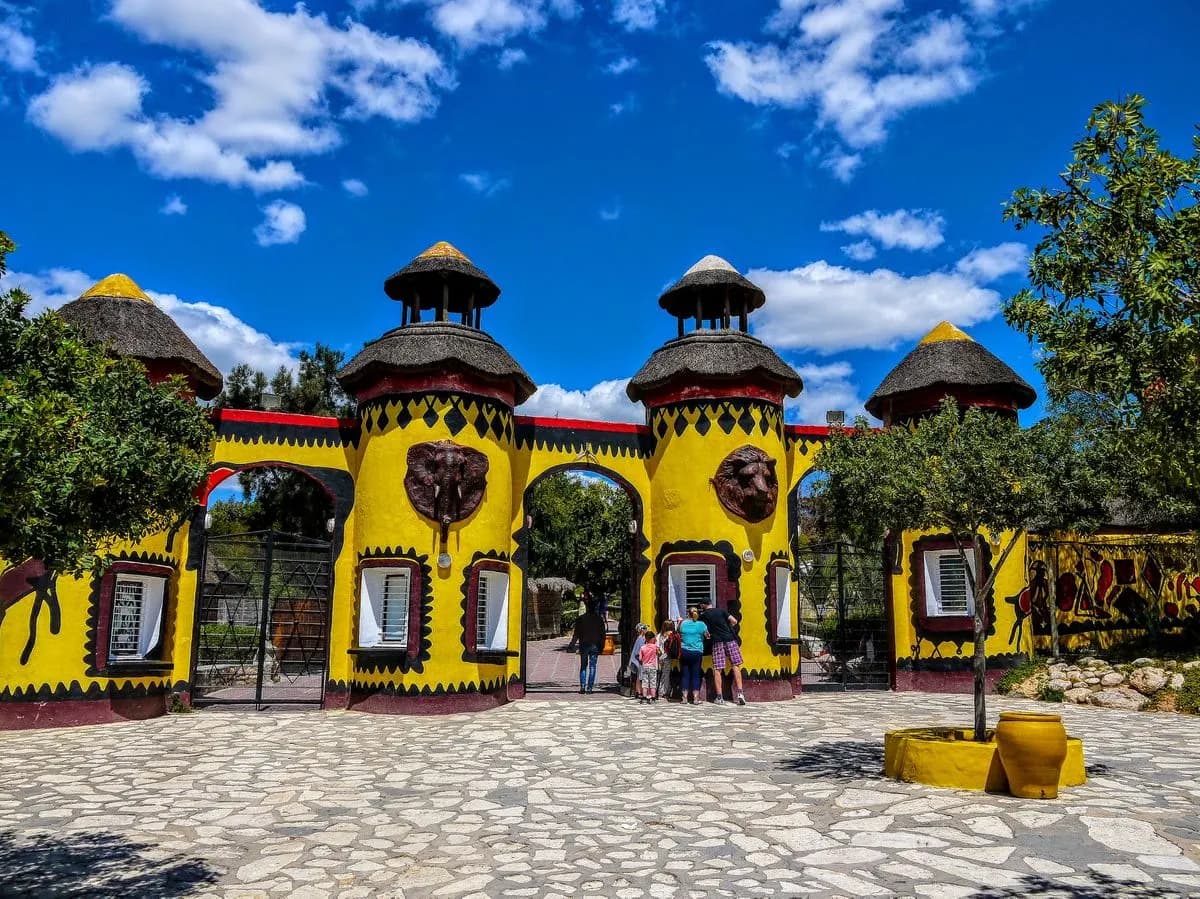 Entrée jaune et rouge du Friguia Park à Bouficha, sortie en famille depuis Hammamet