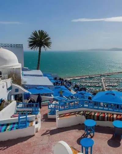 Ruines romaines de Carthage vues à travers une arche, première étape de la journée à Tunis